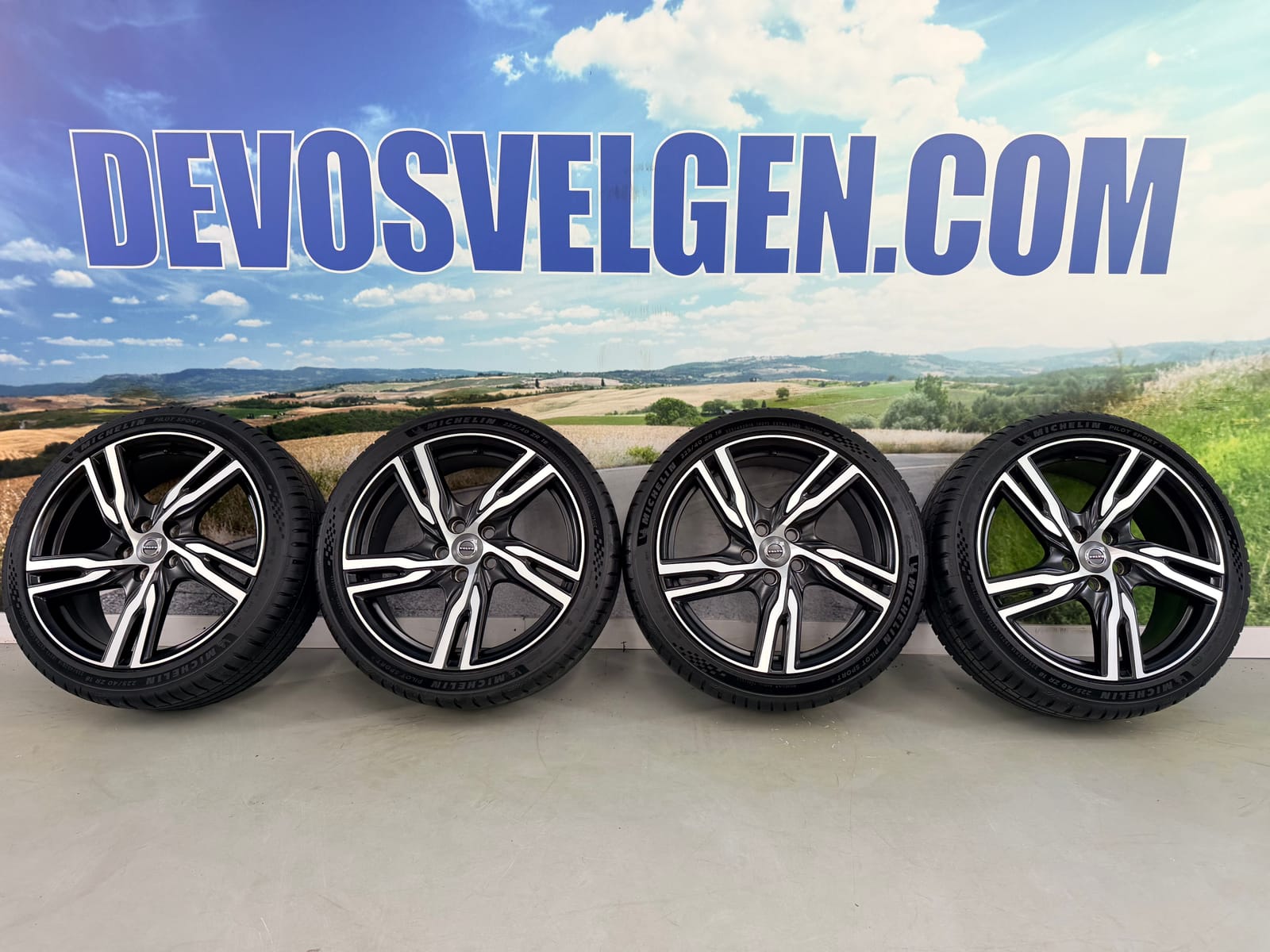 Volvo 18-inch Ixion IV R-Design wheels + summer tyres for V40 / V50 / C30 / S40 -PERFECT-